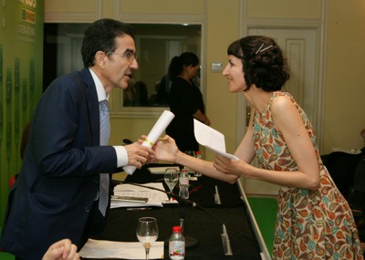 Rocío Lerma, alumna y amiga de José Mario Martín-Flores, recogió el premio en su nombre