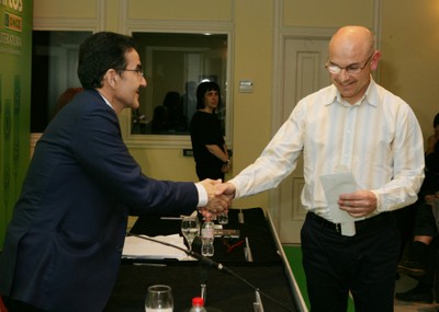 Javier Reyes recogiendo su premio