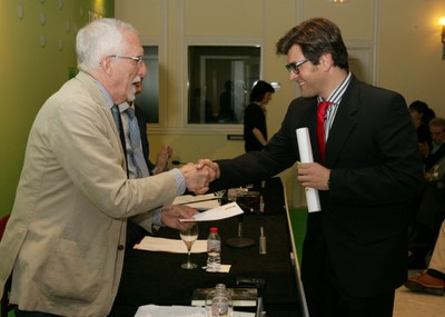 Luis Mateo Díez entrega el premio a José Miguel Suárez