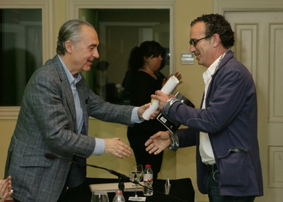Diego Doncel recoge el diploma acreditativo del premio de manos del Luis Alberto de Cuenca