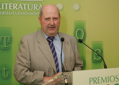 Alberto Gil durante su discurso de agradecimiento tras recoger el premio