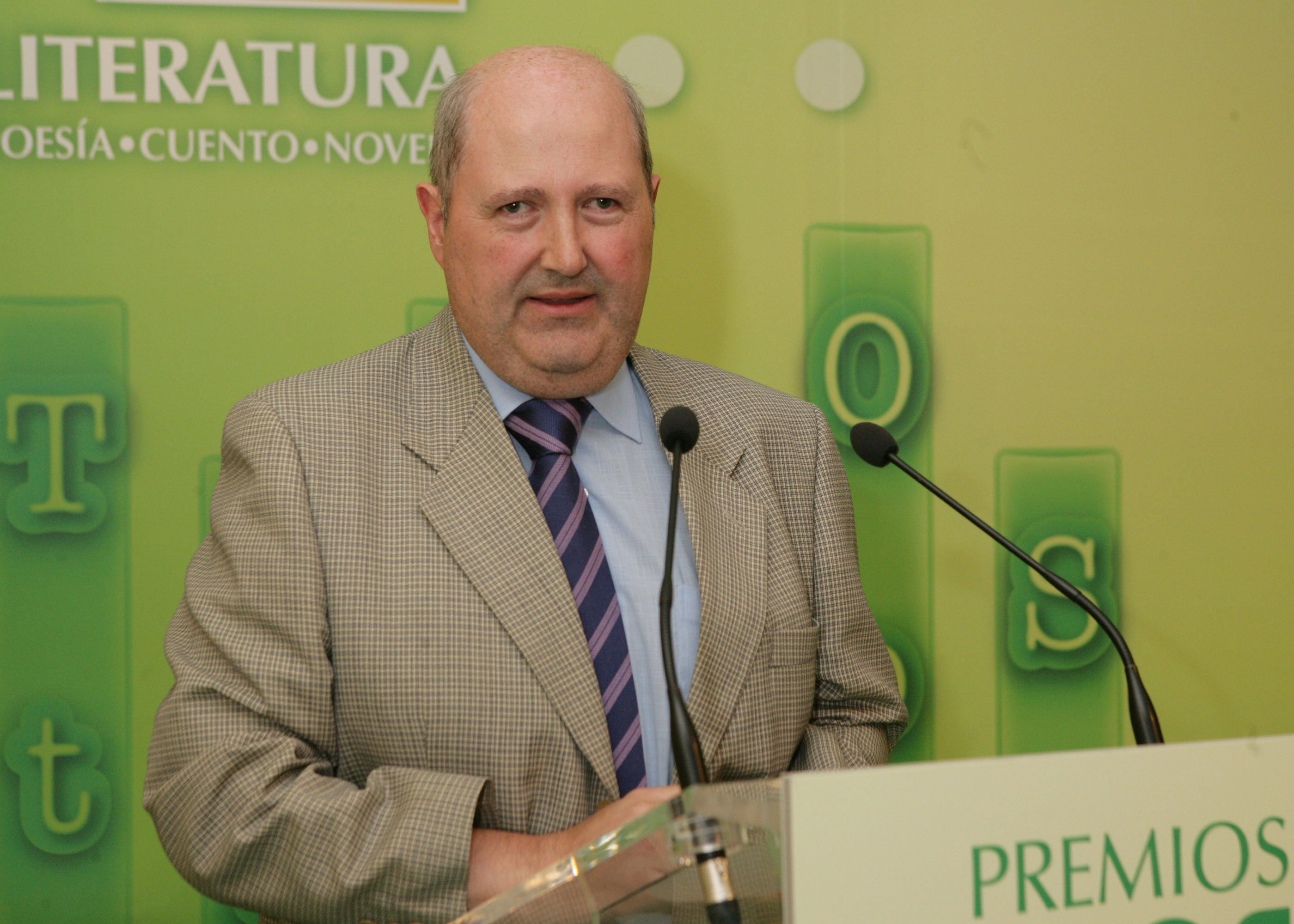 Alberto Gil durante su discurso de agradecimiento tras recoger el premio