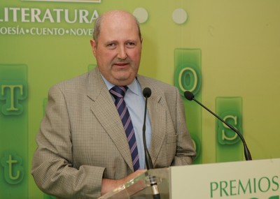 Alberto Gil durante su discurso de agradecimiento tras recoger el premio