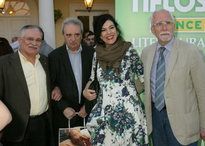 Juana Cortés en compañía de Ángel Basanta, Manuel Longares (a la izquierda) y Luis Mateo Díez (derecha), jurado de Novela