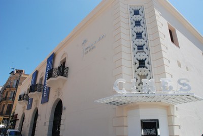 Fachada de los cines Albéniz, en pleno corazón de Málaga