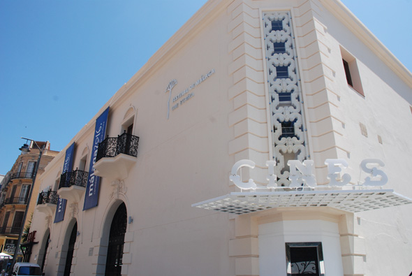 Fachada de los cines Albéniz, en pleno corazón de Málaga