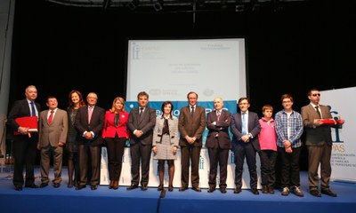 Foto de familia de los galardonados en la nueva edición de los Premios FIAPAS
