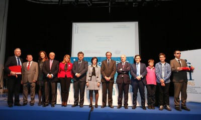 Foto de familia de los galardonados en la nueva edición de los Premios FIAPAS