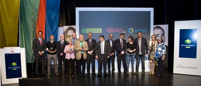Foto de familia de premiados y autoridades sobre el escenario del Civivox Iturrama de Pamplona