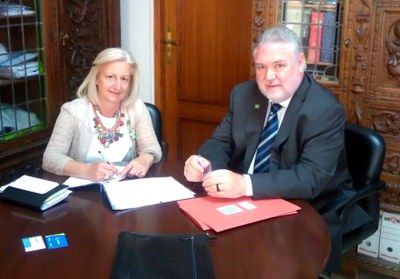 La teniente de alcalde de Badajoz, Maria del Rosario Gómez de la Peña, y el director general de ILUNION Sociosanitario, Pablo Martín