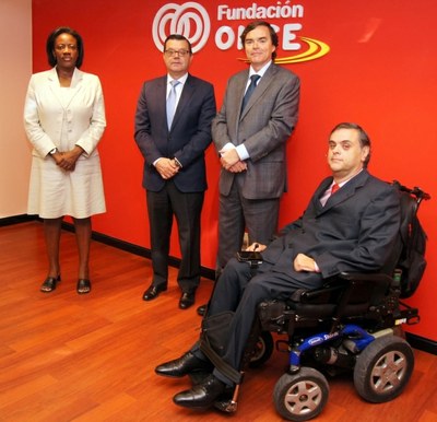 Los representantes de Fundación ONCE y Amadeus posan tras suscribir el convenio