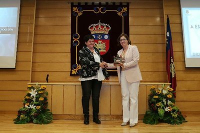Martínez Lozano (a la derecha de la imagen) recoge el premio de la Universidad de Burgos