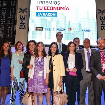 Paola del Río y otros responsables del área de Recursos Humanos de ILUNION, en el edificio de la Bolsa