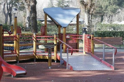 Parque infantil con una rampa de acceso