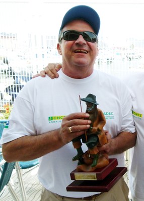 Pedro Gutiérrez sostiene el primer premio al 'rancho' conseguido con su equipo, en el 25 aniversario del Concurso de Pesca desde Embarcación Fondeada, en Algeciras (año 2012)