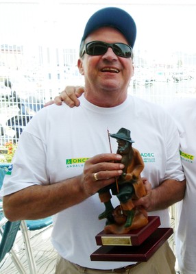 Pedro Gutiérrez sostiene el primer premio al 'rancho' conseguido con su equipo, en el 25 aniversario del Concurso de Pesca desde Embarcación Fondeada, en Algeciras (año 2012)