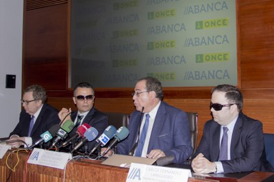 Reponsables de ABANCA y de la ONCE en Galicia durante la presentación