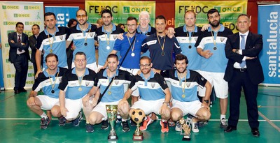 Equipo del Málaga B2/B3 con sus trofeos que acreditan el "triplete" de la temporada