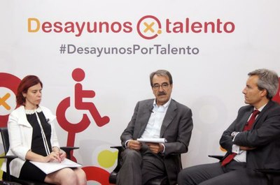 De izquierda a derecha: Virginia Carcedo, Emilio Ontiveros y Alejandro Oñoro