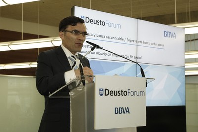 Alberto Durán, pronunciando su conferencia en el Fórum de la Universidad de Deusto