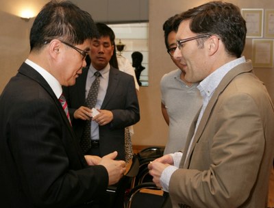 Alberto Durán y Byong Don Lee conversan durante el encuentro mantenido en Madrid