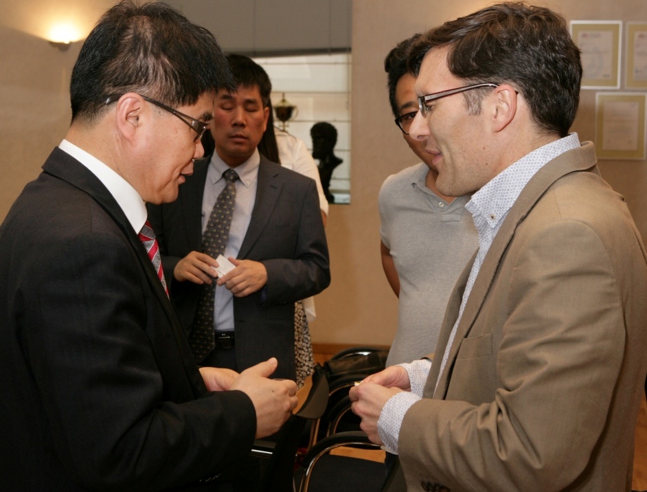 Alberto Durán y Byong Don Lee conversan durante el encuentro mantenido en Madrid
