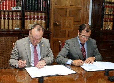 Daniel Miguel San José (a la izquierda) e Ismael Pérez rubrican el convenio