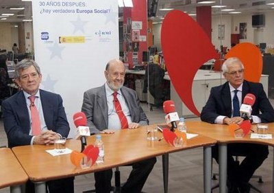 De izquierda a derecha, los expresidentes del Parlamento Europeo Enrique Barón, José María Gil Robles y José Borrell, en la mesa organizada por Servimedia
