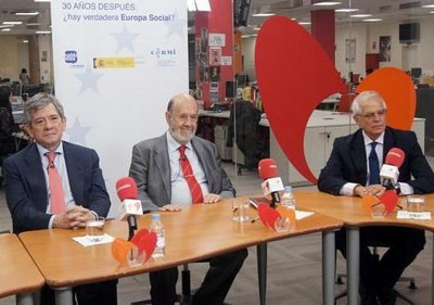 De izquierda a derecha, los expresidentes del Parlamento Europeo Enrique Barón, José María Gil Robles y José Borrell, en la mesa organizada por Servimedia