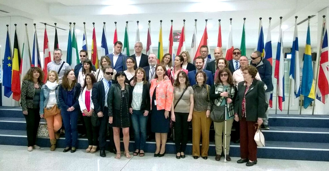 Delegación de la ONCE al completo en la sala de las banderas del Parlamento Europeo