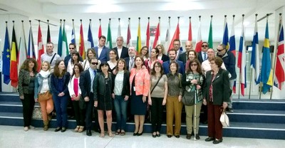 Delegación de la ONCE al completo en la sala de las banderas del Parlamento Europeo