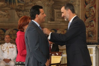 Don Felipe impone a Jorge Macauda la Orden del Mérito Civil en el Palacio Real. © Casa de S.M. el Rey 