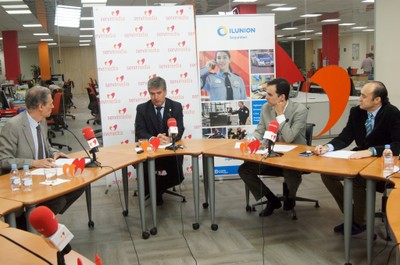 El director general de la Policía, Ignacio Cosidó (en el centro), durante el acto celebrado en la agencia Servimedia