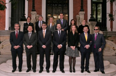 El Pleno del órgano de gobierno de la ONCE, en la escalera de acceso al edificio del Consejo General en Madrid