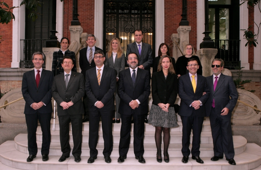 El Pleno del órgano de gobierno de la ONCE, en la escalera de acceso al edificio del Consejo General en Madrid