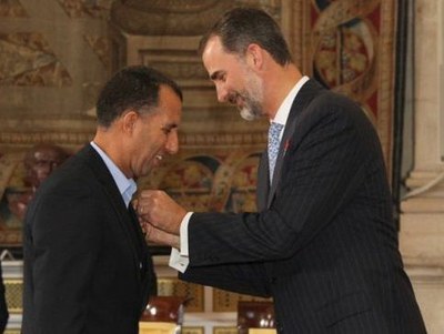 El rey Felipe VI condecorando a nuestro compañero de ILUNION Abderrazak Aananou