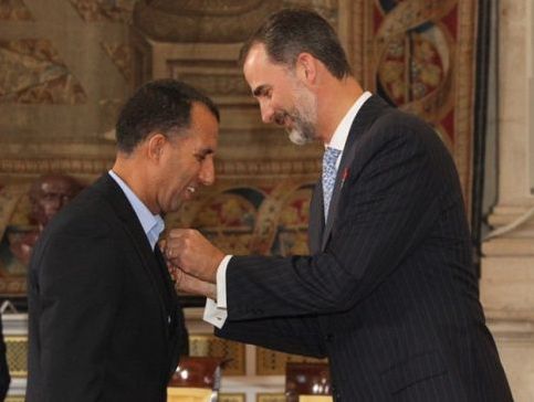 El rey Felipe VI condecorando a nuestro compañero de ILUNION Abderrazak Aananou