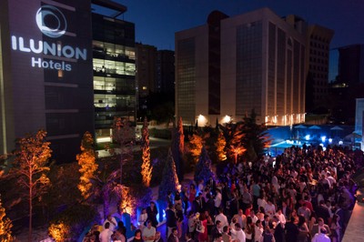Fiesta en la terraza del ILUNION Atrium de Madrid para poner de largo la nueva marca de la cadena hotelera
