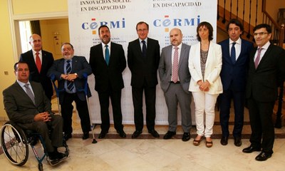 Foto de familia de la Directiva del CERMI, junto al ministro Alfonso Alonso
