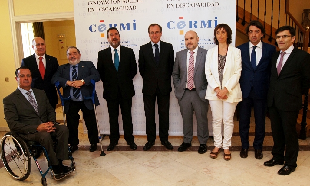 Foto de familia de la Directiva del CERMI, junto al ministro Alfonso Alonso