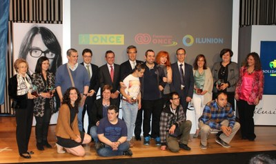 Foto de familia de los galardonados en Euskadi, junto a los responsables de la ONCE y autoridades asistentes