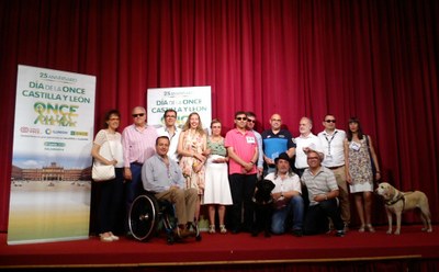 Los responsables de la ONCE en Castilla y León, con la vicepresidenta Patricia Sanz, el director general de Políticas de la Discapacidad, Ignacio Tremiño y los cinco últimos presidentes del Consejo Territorial