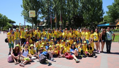 Todo el grupo de Primaria, Secundaria y Educación Especial reunido a la entrada del Parque