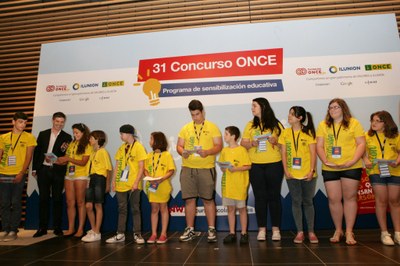 Los 11 alumnos sobre el escenario, acompañados por Antolín Romero, durante la lectura de los Once Principios para una Economía Inclusiva