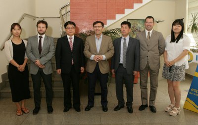 La delegación coreana, acompañada por el vicepresidente de la Unión Mundial de Ciegos, es recibida por Alberto Durán a su llegada al Consejo General de la ONCE