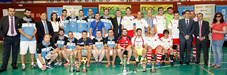 De izquierda a derecha: Los equipos del Málaga B2/B3 y del Madrid B1, ganadores del Campeonato, con Miguel Cardenal, en el centro de la imagen, y otros responsables de la ONCE tras al entrega de trofeos