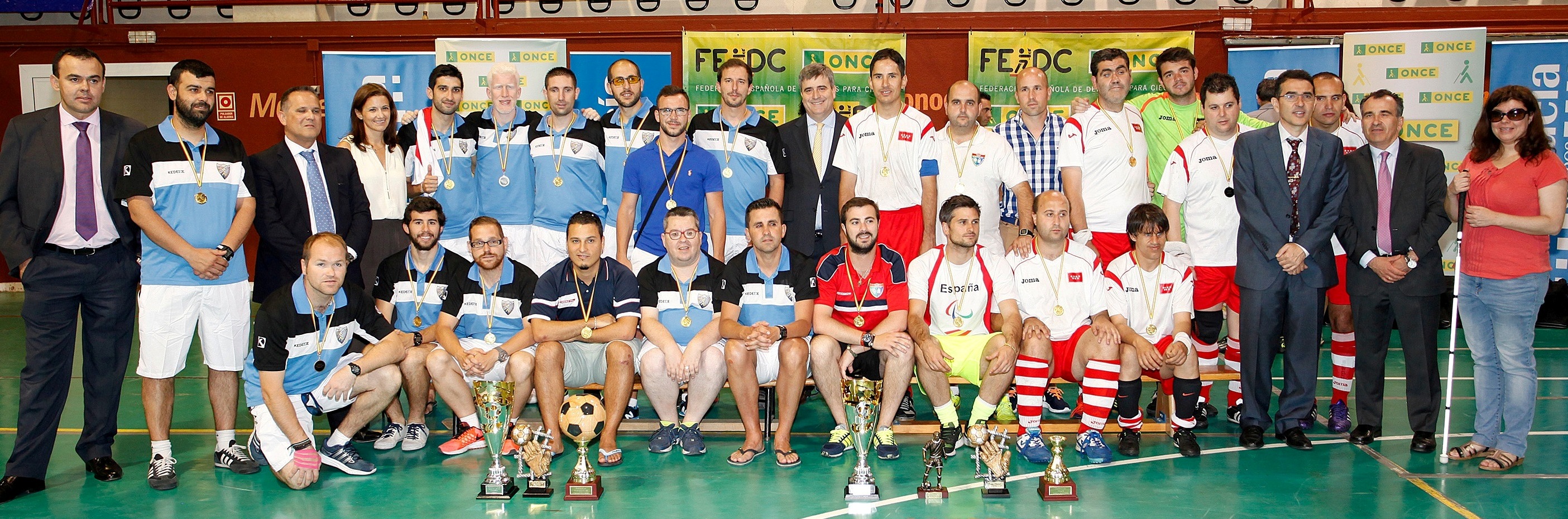 De izquierda a derecha: Los equipos del Málaga B2/B3 y del Madrid B1, ganadores del Campeonato, con Miguel Cardenal, en el centro de la imagen, y otros responsables de la ONCE tras al entrega de trofeos