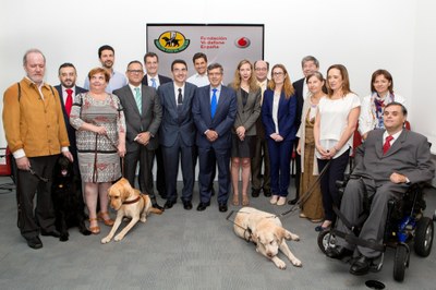 Miembros del Patronato de la FOPG acompañados, en el centro de la imagen, por el presidente de Vodafone España
