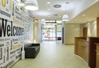 Nueva imagen del acceso al hotel ILUNION Valencia 3