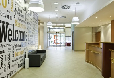 Nueva imagen del acceso al hotel ILUNION Valencia 3
